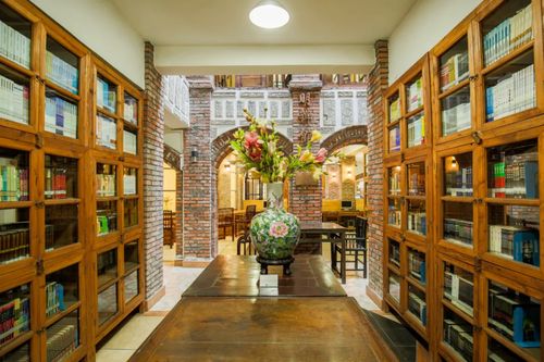 影视剧取景地 成都最快快速公交直达这所“国际范”单招院校 影视美术道具置景服务